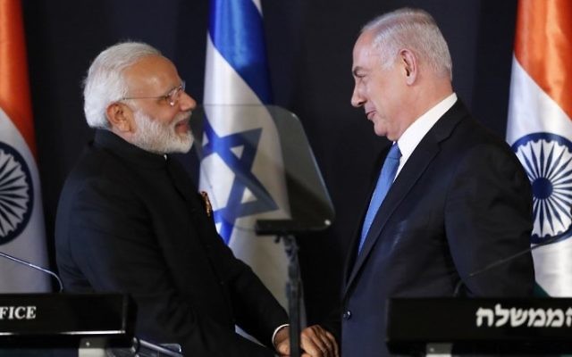 Le Premier ministre Benjamin Netanyahu, à droite, avec son homologue indien Narendra Modi, à Jérusalem, le 5 juillet 2017. (Crédit : Thomas Coex/AFP)