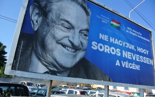 Une affiche de la campagne du gouvernement hongrois contre le milliardaire juif américain George Soros, à Szekesfehervar, le 6 juillet 2017. (Crédit : Attila Kisbenedek/AFP)