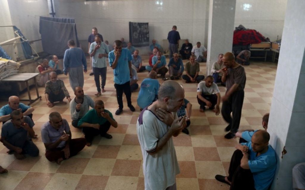 Des patients syriens dans une chambre dans un hôpital psychiatrique - la seule installation de ce genre dans le nord de la Syrie - dans la ville d'Azaz, près de la frontière avec la Turquie, le 6 juillet 2017 (Crédit : AFP PHOTO / Nazeer al-Khatib)