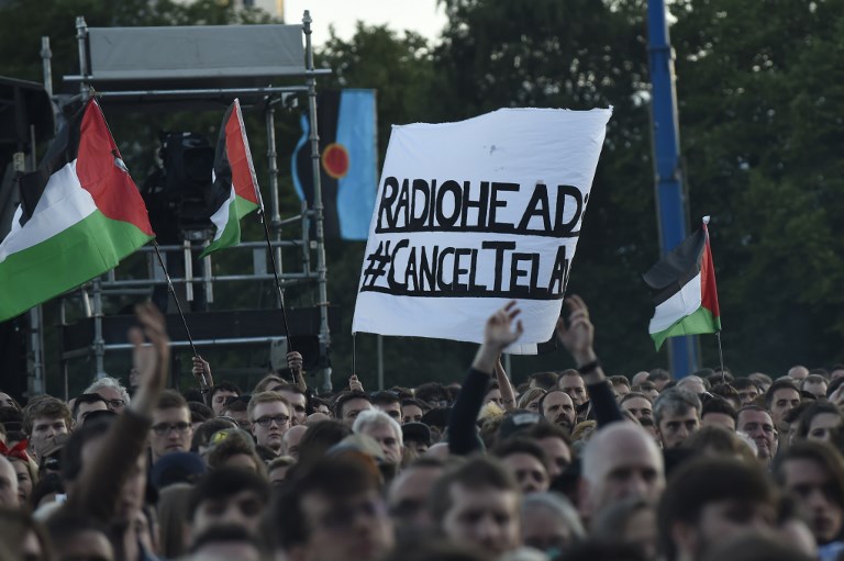 Des manifestants pro-palestiniens protestent contre le concert prévu par Radiohead à Tel Aviv alors que le groupe occupe la scène principale du festival TRNSMT de Glasgow, le 7 juillet 2017 (Crédit :  Andy Buchanan/Digital/AFP)