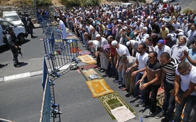 Prière de fidèles musulmans dans une rue proche de la porte des Lions, près du mont du Temple, le 14 juillet 2017. ILLUSTRATION. (Crédit : Ahmad Gharabli/AFP)