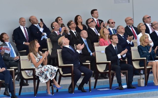 (Depuis la gauche) Melania Trump, Donald Trump, Emmanuel Macron et son épouse Brigitte Macron à Paris le 14 juillet 2017. (Crédit : AFP/CHRISTOPHE ARCHAMBAULT)