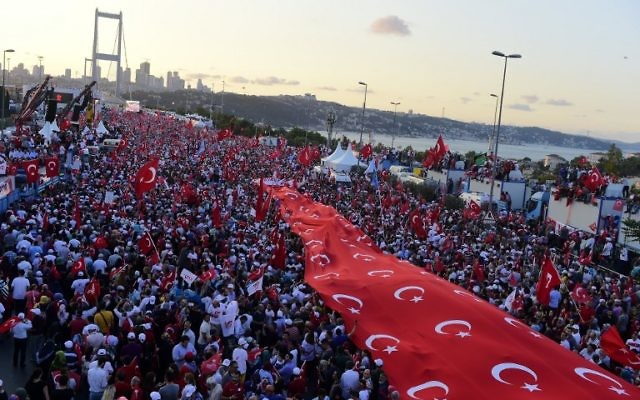 Manifestation de soutien au président turc Recep Tayyip Erdogan; un an après la tentative de coup d'état, à Istanbul, le 15 juillet 2017. (Crédit : Yasin Akgul/AFP)