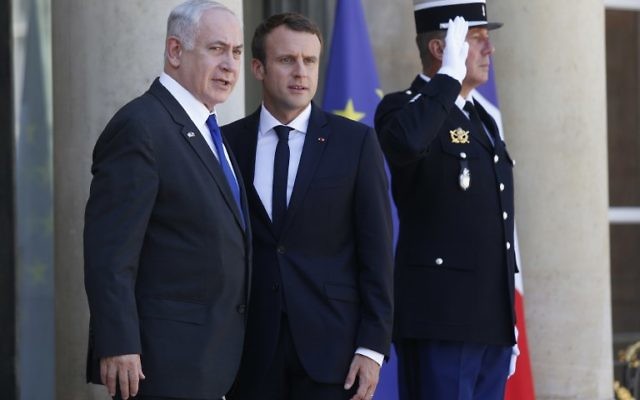 Le président français Emmanuel Macron, à droite, avec le Premier ministre Benjamin Netanyahu au palais de l'Elysée, à Paris, le 16 juillet 2017. (Crédit : Geoffroy van der Hasselt/AFP)