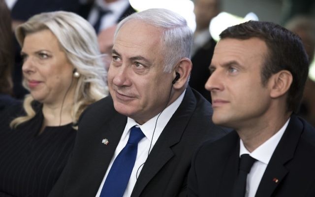 De gauche à droite : Sara Netanyahu, le Premier ministre Benjamin Netanyahu et le président français Emmanuel Macron au 75e anniversaire de la rafle du Vél' d'Hiv', à Paris, le 16 juillet 2017. (Crédit : Kamil Zihnioglu/Pool/AFP)