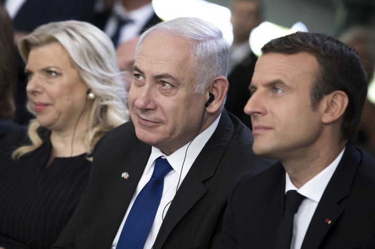 De gauche à droite : Sara Netanyahu, le Premier ministre Benjamin Netanyahu et le président français Emmanuel Macron au 75e anniversaire de la rafle du Vél' d'Hiv', à Paris, le 16 juillet 2017. (Crédit : Kamil Zihnioglu/Pool/AFP)
