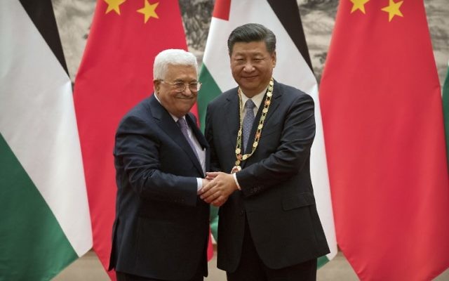 Le président de l'Autorité palestinienne Mahmoud Abbas et le président chinois, à Pékin, le 18 juillet 2017. (Crédit : AFP PHOTO / POOL / Mark Schiefelbein)