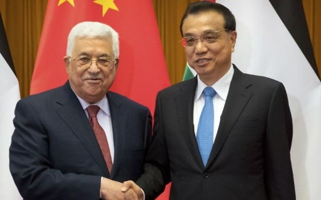 Mahmoud Abbas, à gauche, président de l'Autorité palestinienne, avec le président chinois Xi Jinping à Pékin, le 18 juillet 2017. (Crédit : Mark Schiefelbein/Pool/AFP)