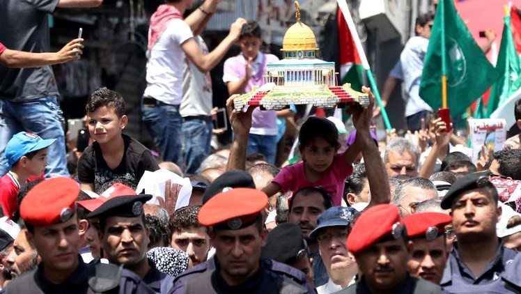 Les Jordaniens portent une maquette de la mosquée du Dôme du Rocher lors d'une manifestation, appelée par le Front d'action islamique, à Amman après les prières de vendredi le 21 juillet 2017, pour protester contre les nouvelles mesures de sécurité israéliennes mises en œuvre sur le site sacré, qui comprennent des détecteurs de métaux et des caméras (Crédit : AFP / Khalil MAZRAAWI)