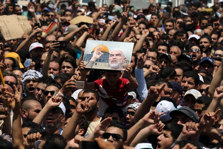 Les Jordaniens portent un portrait du sheikh Raed Salah, le chef de l'aile du nord du Mouvement islamique en Israël, lors d'une manifestation, appelée par le Front d'action islamique, à Amman après les prières du vendredi le 21 juillet , 2017, pour protester contre les nouvelles mesures de sécurité israéliennes mises en œuvre sur le site sacré, qui comprennent des détecteurs de métaux et des caméras, Amman, Jordanie (Crédit : AFP PHOTO / Khalil MAZRAAWI