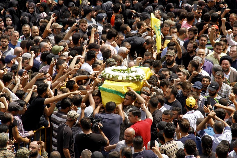 Des partisans et membres du Hezbollah aux funérailles de 6 deux leurs militants tués durant une opération militaire contre les extrémiste à Jouroud Arsaal, à la frontière syrien, le 22 juillet 2017. (Crédit : AFP PHOTO / STRINGER)