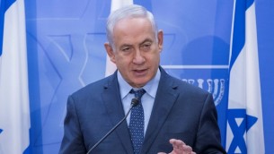 Le Premier ministre Benjamin Netanyahu pendant une conférence de presse avec son homologue géorgien, dans ses bureaux de Jérusalem, le 24 juillet 2017. (Crédit : Jack Guez/Pool/AFP)