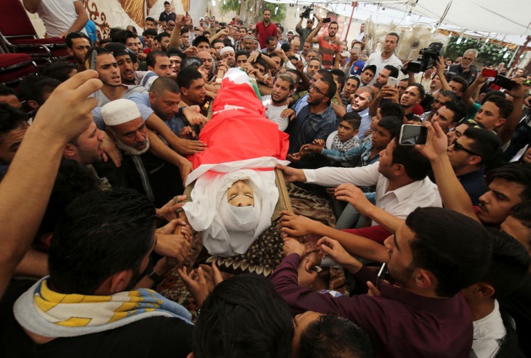Des milliers de Jordaniens scandent « mort à Israël » lors de l'enterrement de Jawawdeh qui a été abattu par un agent de sécurité de l'ambassade d'Israël, qu'il avait attaqué. (Crédit : AFP / KHALIL MAZRAAWI)