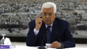Le président Mahmoud Abbas s'exprime durant une réunion dans la ville de Ramallah en Cisjordanie, le 25 juillet 2017 (Crédit : Abbas Momani/AFP Photo)
