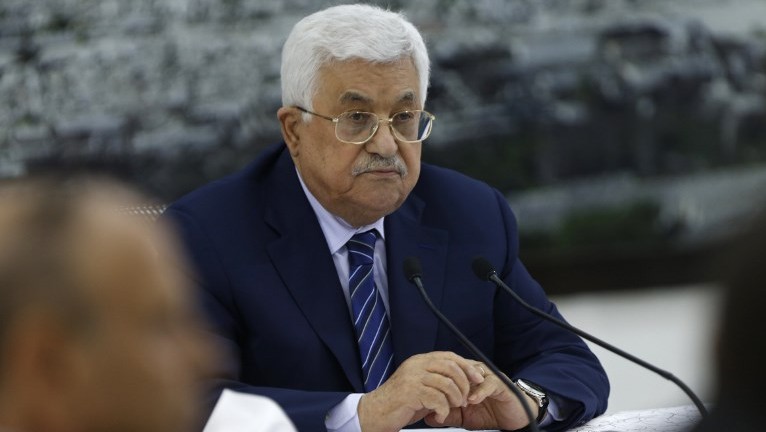 Mahmoud Abbas, président de l'Autorité palestinienne, durant une réunion à Ramallah, en Cisjordanie, le 25 juillet 2017. (Crédit : Abbas Momani/AFP)