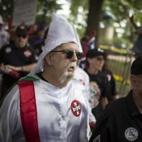 Manifestation du Ku Klux Klan contre le retrait d'une statue équestre du général confédéré Robert Lee d'un jardin public de Charlottesville, en Virginie, le 8 juillet 2017. (Crédit : Chet Strange/Getty Images/AFP)