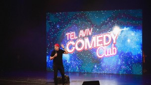 Majid Berhila sur la scène du Tel Aviv comedy club, le 6 juillet 2017 (Crédit : Eliora Efrati/autorisation Emmanuel Smadja)