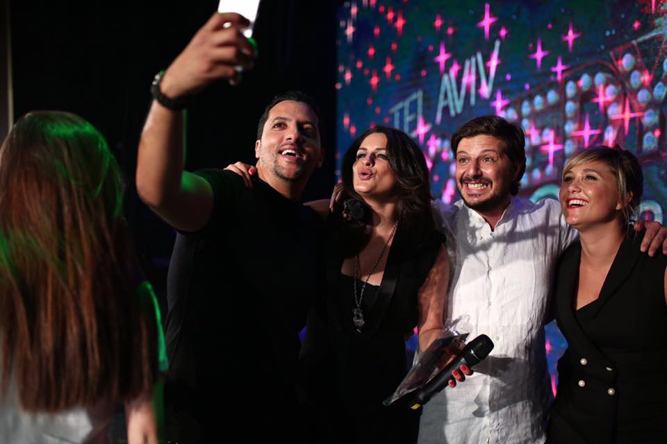 Majid Berhila, Larusso, Emmanuel Smadja et Bérengère Krief prennent un selfie à la fin du Tel Aviv comedy club (Crédit : Eliora Efrati/autorisation Emmanuel Smadja)