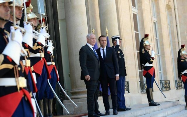 Le président français Emmanuel Macron, à droite, et le Premier ministre Benjamin Netanyahu, au palais de l'Elysée, à Paris, le 16 juillet 2017. (Crédit : Facebook/Le Likoud)