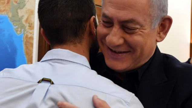 Benjamin Netanyahu enlace chaleureusement l'agent de sécurité en poste à Amman, Ziv, le 25 juillet 2017 (Crédit : Haim Zach/GPO)