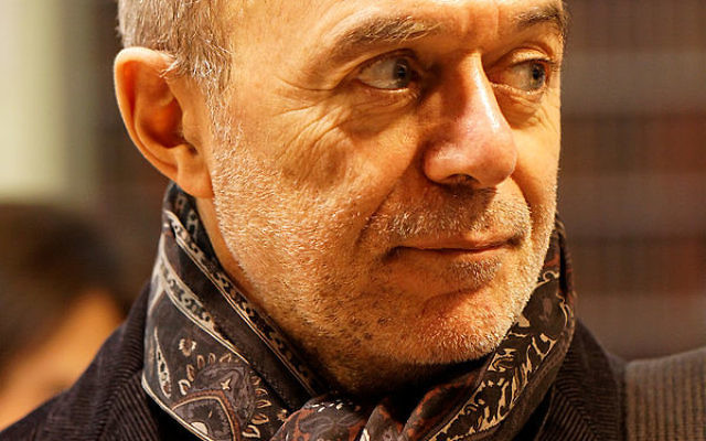 L'écrivain Pierre Assouline au salon du livre de Paris, en 2011. (Crédit : Thesupermat/CC BY-SA 3.0)