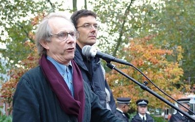 Le réalisateur Ken Loach s'exprime lors d'un rassemblement pour les droits des ouvriers à Londres (Crédit : CC BY 2.0 Bryce Edwards via Wikimedia Commons)