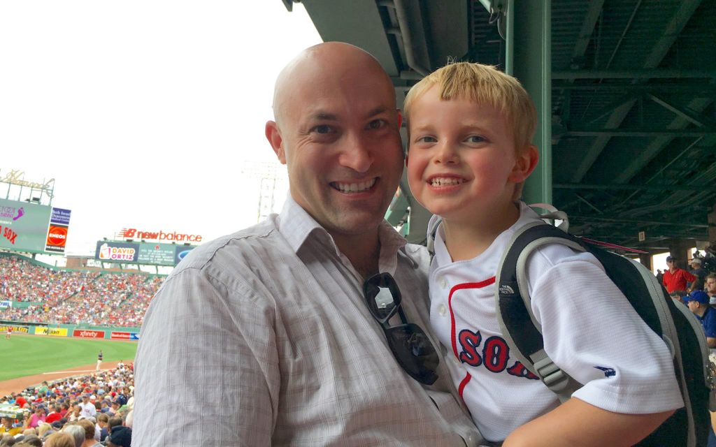 Mike Schultz et son fils Ari au Boston's Fenway Park, en 2016 (Autorisation)