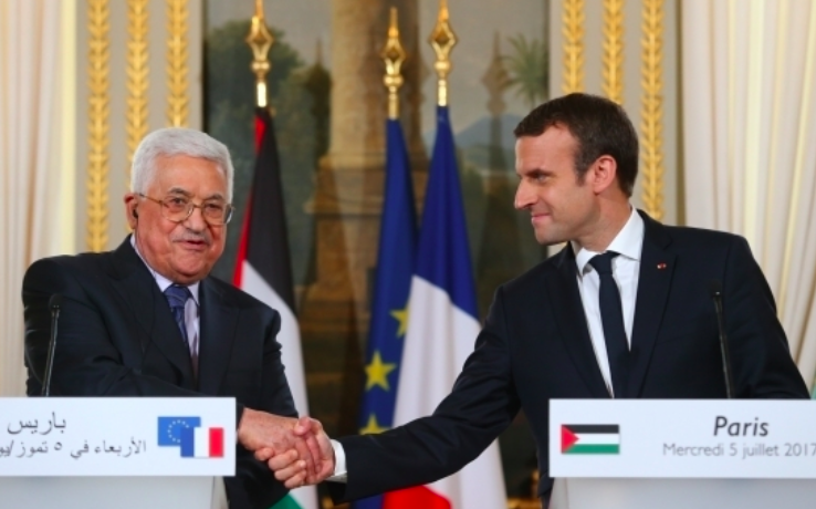 Emmanuel Macron et Mahmoud Abbas à l'Élysée le 5 juillet 2017 (Crédit : capture d'écran Elysée)