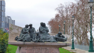 Statue en mémoire aux victimes de la rafle du Vel d'Hiv au Quai de Grenelle près du Métro Bir-Hakeim (Crédit : Leonieke Aalders/ CC BY SA 3.0)