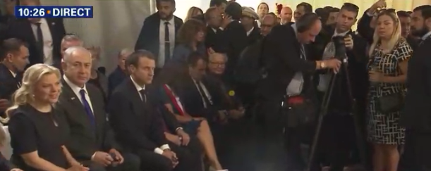 Emmanuel Macron et Benjamin Netanyahu, le 16 juillet 2017 pour les 75 ans de la rafle du Vel d'Hiv (Crédit : Capture d’écran BFMTV)