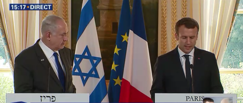 Benjamin Netanyahu et Emmanuel Macron, le 16 juillet 2017, à l'Élysée (Crédit : capture d'écran BFMTV)