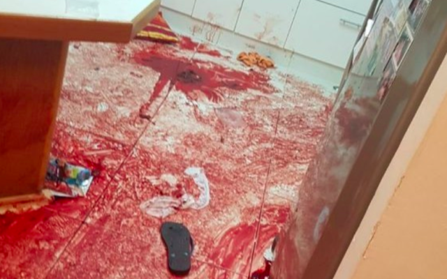 Une photo de la cuisine du domicile où a été perpétré une sanglante attaque au couteau faisant 3 morts, le 21 juillet 2017, à Halamish (Crédit : armée israélienne)