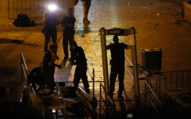 Les forces de sécurité israéliennes retirent des détecteurs de métaux à la Porte des Lions, près d'une entrée principale du mont du Temple dans la Vieille Ville de Jérusalem, le 24 juillet 2017. (Crédit : AFP / Ahmad GHARABLI)
