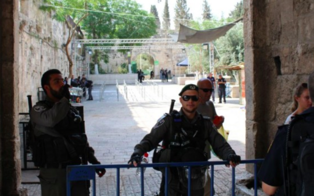 Des policiers des frontières montent la garde à l'extérieur de la porte des Lions de la Vieille Ville à Jérusalem, le 25 juillet 2017. (Crédit : Raoul Wootliff / Times of Israel)
