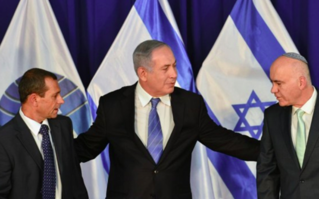 Le Premier ministre Benjamin Netanyahu est vu avec le chef sortant du Shin Bet, Yoram Cohen (D) et l'actuel chef Nadav Argaman (G) au bureau du Premier ministre à Jérusalem le 8 mai 2016. (Crédit : Kobi Gideon / GPO)