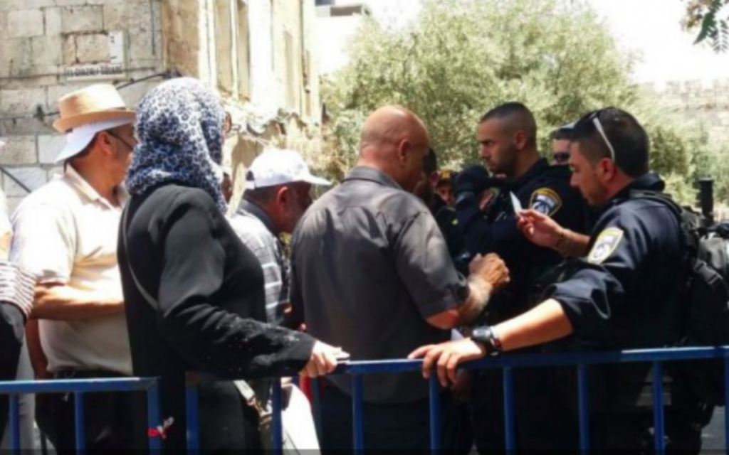 La police vérifie les cartes d'identité des fidèles musulmans à la porte des Tribus dans la Vieille Ville de Jérusalem, le 27 juillet 2017. (Crédit : Dov Lieber / Times of Israel)