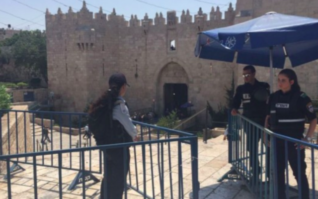 La police se tient à l'extérieur de la porte de Damas près de la Vieille Ville de Jérusalem le 28 juillet 2017. (Crédit : Judah Ari Gross / Times of Israel)