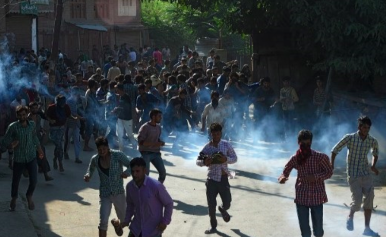 Les musulmans du Cachemire se sont rendus après que les forces du gouvernement indien ont tiré des coquilles de fumée pendant les funérailles de Tanveer Ahmed dans la ville de Beerwah, dans le Cachemire central, le 21 juillet 2017. (Crédit : AFP / Tauseef MUSTAFA)