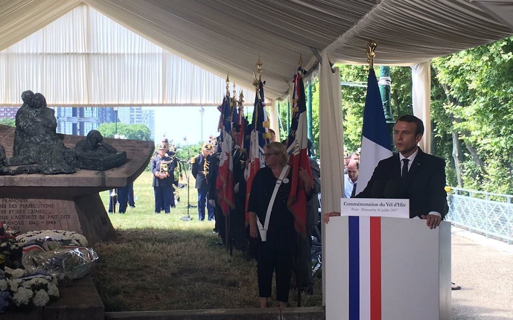 Le président français Emmanuel Macron pendant la cérémonie de commémoration du 75e anniversaire de la rafle du Vél' d'Hiv', à Paris, le 16 juillet 2017. (Crédit : Twitter/Le CRIF)