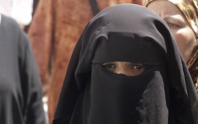 llustration: Une femme musulmane portant un voile qui recouvre le visage (Crédit : Kobi Gideon/Flash90)