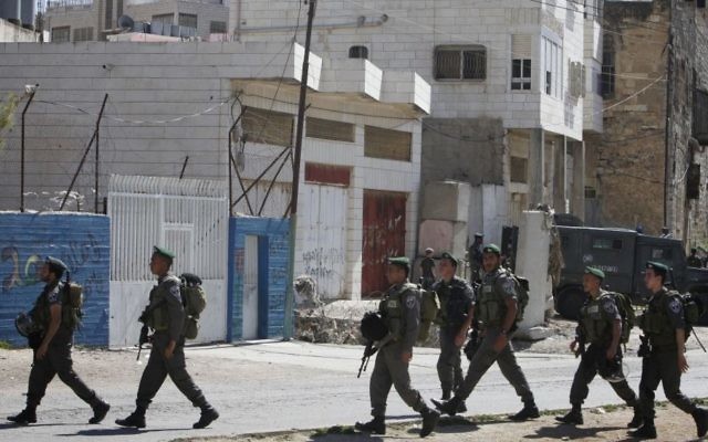 Les garde-frontières israéliens évacuent la Maison  Machpela à Hébron  le 4 avril 2012 (Crédit : , Miriam Alster/Flash90)