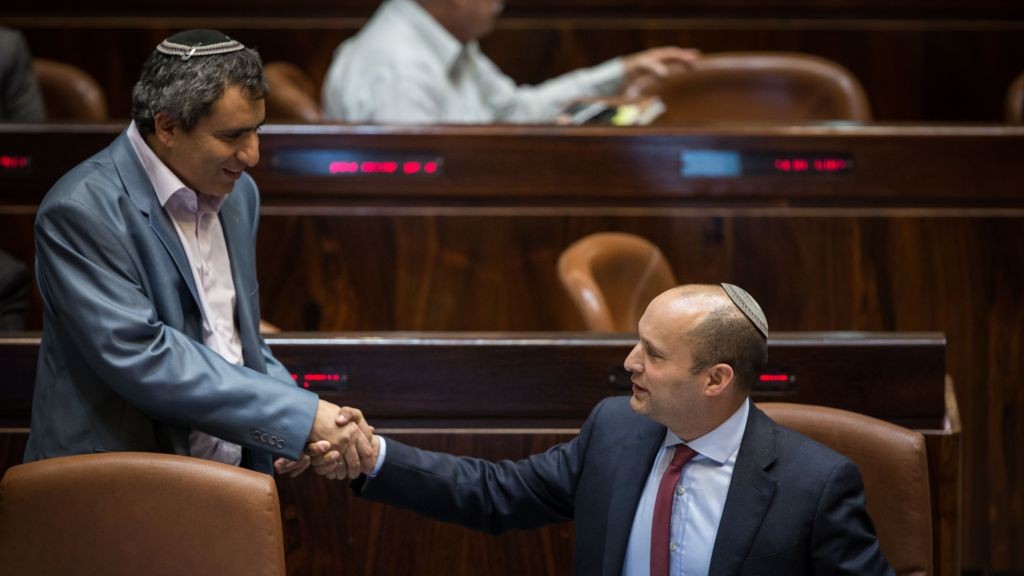 Le chef du parti HaBayit Hayehudi Naftali Bennett (à droite) avec Zeev Elkin, le 7 décembre 2016 (Crédit : Hadas Parush/Flash90)