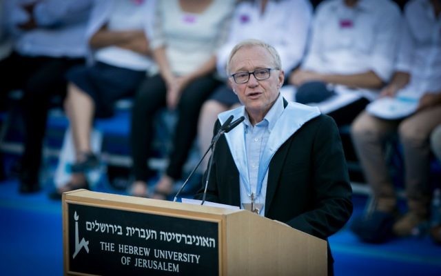 David Grossman, docteur honoraire de l'université hébraïque de Jérusalem, le 11 juin 2017. (Crédit : Miriam Alster/Flash90)