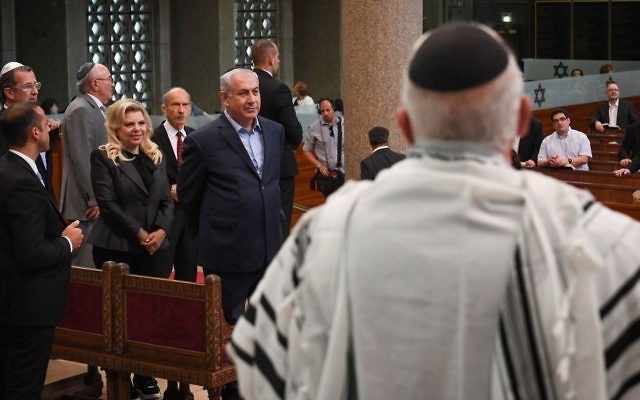 Le Premier ministre Benjamin Netanyahu et son épouse Sara à la Grande Synagogue de Strasbourg,, le 30 juin 2017. (Crédit : Kobi Gideon/GPO/Flash90)