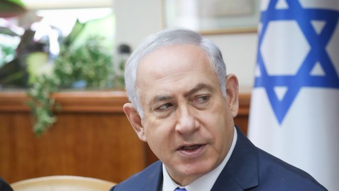Le Premier ministre Benjamin Netanyahu pendant la réunion hebdomadaire du cabinet, dans ses bureaux, à Jérusalem, le 9 juillet 2017. (Crédit : Ohad Zweigenberg/Flash90)