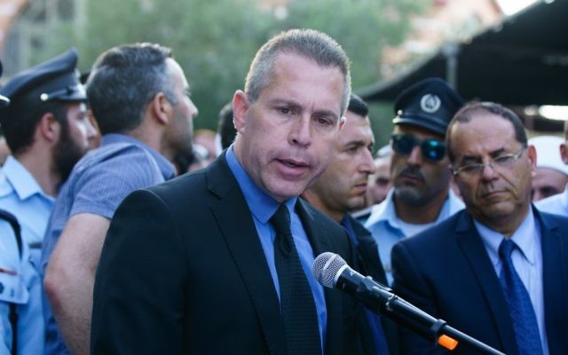 Le ministre de la Sécurité intérieure Gilad Erdan  s'exprime lors des funérailles du policier druze israélien Kamil Shnaan dans le village de  Hurfeish, situé dans le nord du pays, le 14 juillet 2017 (Crédit :  Basel Awidat/Flash90)