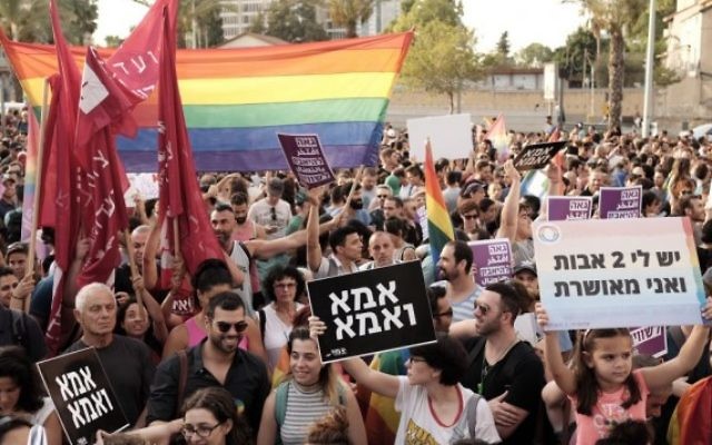 Des milliers de personnes manifestent pour le droit des couples LGBT à adopter des enfants lors d'un rassemblement à Tel Aviv, le 20 juillet 2017 (Crédit : Tomer Neuberg/FLASH90)