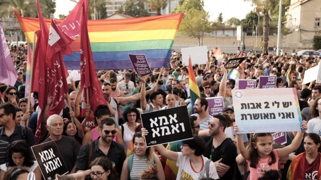 Des milliers de personnes manifestent pour le droit des couples LGBT à adopter des enfants lors d'un rassemblement à Tel Aviv, le 20 juillet 2017 (Crédit : Tomer Neuberg/FLASH90)
