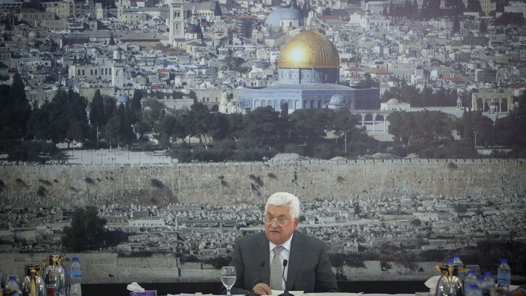 Le président de l'Autorité palestinienne Mahmoud Abbas donne un discours durant une rencontre des dirigeants palestiniens dans la ville de Ramallah en Cisjordanie, durant lequel il annonce le gel de tous les contacts avec Israël (Crédit : Flash90)