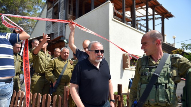 Avigdor Liberman dans la maison où un terroriste palestinien de 19 ans a tué 3 Israéliens, le 22 juillet 2017 (Crédit : Ariel Hermoni/Ministry of Defense/Flash90)